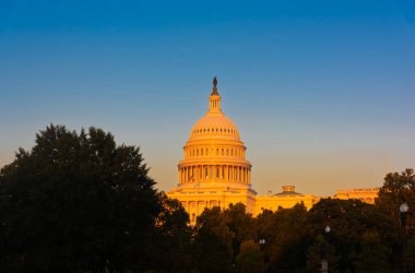 Gün batımında Birleşik Devletler Kongre Binası 'nın üzerinde mavi gökyüzü. National Mall, Washington DC, ABD