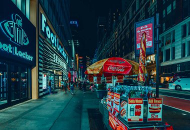 New York, ABD - 06 Ekim 2024: Manhattan 'ın göbeğinde yemek arabası