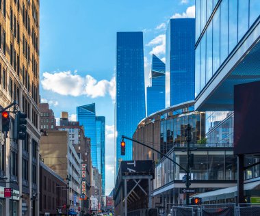 New York, ABD - Ekim 06, 2024: Manhattan şehir merkezindeki gökdelenler güneşli bir günde