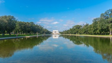 Lincoln Anıtı açık bir günde havuza yansıdı. National Mall, Washington DC, ABD