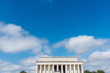 Lincoln Anıtı bulutlu mavi bir gökyüzünün altında. National Mall, Washington DC, ABD