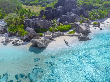 Anse Source d 'Argent plajı yukarıdan görüldü. Seyşeller, Hint Okyanusu, Afrika