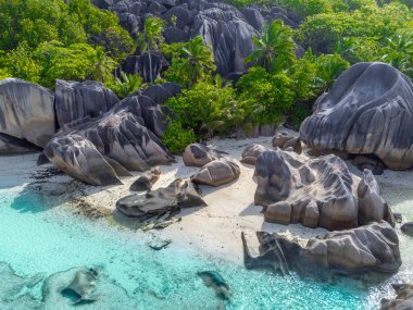 Seyşeller 'deki Anse Source d' Argent plajının insansız hava aracı görüntüsü. Afrika, Hint Okyanusu