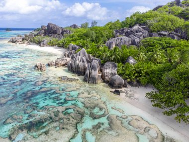 Seyşeller 'deki Anse Source d' Argent mercan resifinin insansız hava aracı görüntüsü. Afrika, Hint Okyanusu