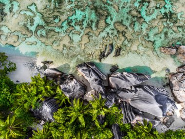 Dünyaca ünlü Anse Source d 'Argent plajı yukarıdan görülüyor. Seyşeller, Afrika, Hint Okyanusu