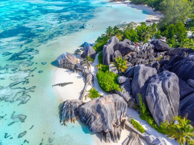 Seyşeller 'deki dünyaca ünlü Anse Source d' Argent 'ın hava manzarası. Hint Okyanusu, Afrika