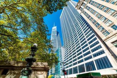 New York 'taki modern gökdelenler mavi gökyüzü altında, ABD