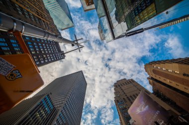 New York, ABD - 07 Ekim 2024: Manhattan 'daki gökdelenler bulutlu bir gökyüzü altında