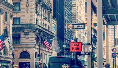 New York, ABD - 07 Ekim 2024: Manhattan 5. caddedeki lüks binalar