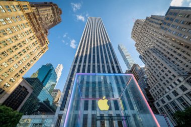 New York, ABD - 07 Ekim 2024: Manhattan 'da 5. caddedeki Apple Store ve gökdelenler