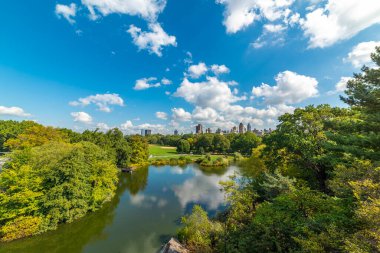Manhattan 'daki dünyaca ünlü Central Park' ın üzerindeki bulutlar. New York City, ABD