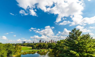 Manhattan 'daki dünyaca ünlü Central Park üzerinde bulutlu bir gökyüzü. New York City, ABD