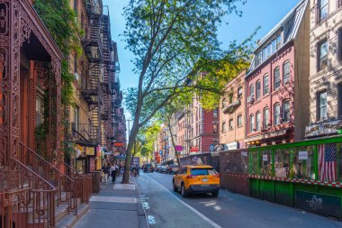 New York, ABD - 09 Ekim 2024: Dünyaca ünlü Greenwich Village 'da şehir hayatı