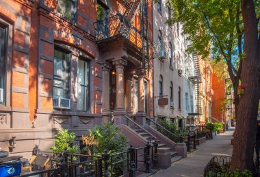 Güneşli bir sabahta Greenwich Village 'da Picturesque Caddesi. Manhattan, New York City, ABD