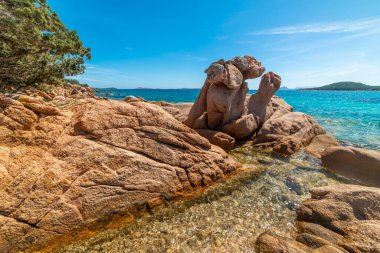 Kosta Smeralda 'daki Liscia Ruja plajında Red Rocks. Sardunya, İtalya