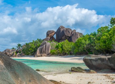 Tropikal bir plajda granit kayalar ve beyaz kum. Anse Source d 'Argent plajı, La Digue adası, Seyşeller, Afrika, Hint Okyanusu