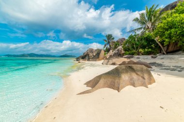 Granit kayalar, mercan resifleri ve tropik bir sahilde beyaz kum. Anse Source d 'Argent plajı, La Digue adası, Seyşeller, Afrika, Hint Okyanusu