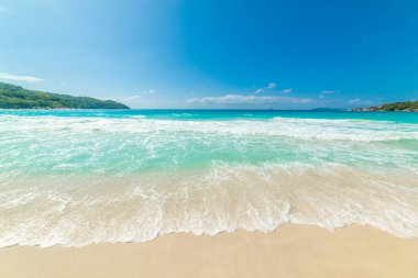 Turkuaz su ve tropik bir sahilde altın kum. Anse Lazio Plajı, Praslin Adası, Seyşeller, Afrika, Hint Okyanusu