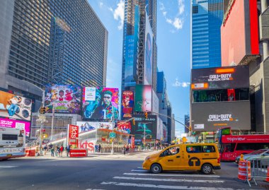 New York, ABD - 08 Ekim 2024: Manhattan 'ın merkezindeki dünyaca ünlü Times Meydanı' nda şehir hayatı