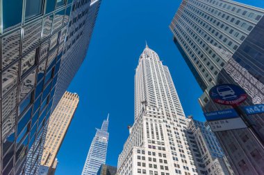 New York, ABD - 08 Ekim 2024: Chrysler Binası ve Zirvesi Mavi bir gökyüzü altında inşa edildi