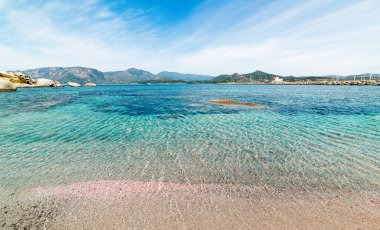 İtalya 'nın Sardinya kentindeki Fortezza Vecchia plajında turkuaz deniz