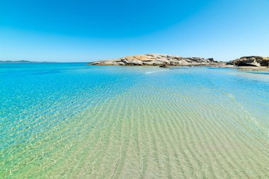 Güneşli bir günde di Peppino Scoglio plaj. Sardunya, İtalya