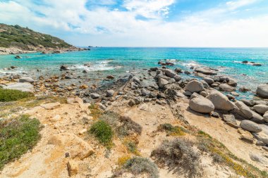 Sardunya, İtalya 'daki Porto Sa Ruxi plajında turkuaz su ve kayalar