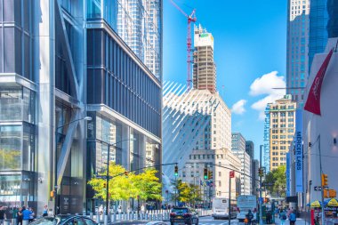 New York, ABD - 06 Ekim 2024: Güneşli bir günde Aşağı Manhattan 'da trafik