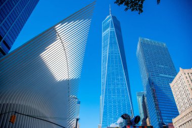 New York, ABD - Ekim 06, 2024: Güneşli bir günde Aşağı Manhattan 'daki Oculus Dünya Ticaret Merkezi
