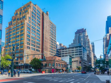 New York, ABD - 06 Ekim 2024: Güneşli bir sabahta Manhattan 'da şehir hayatı