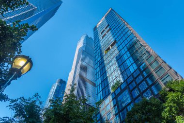 Manhattan 'daki modern binaların üzerinde mavi gökyüzü. New York City, ABD