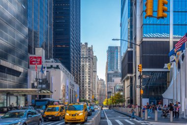 New York, ABD - 06 Ekim 2024: Güneşli bir günde Aşağı Manhattan 'ın kalabalık bir bölgesinde trafik