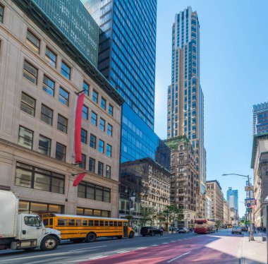 Güneşli bir günde Manhattan şehir merkezinde trafik vardı. New York City, ABD