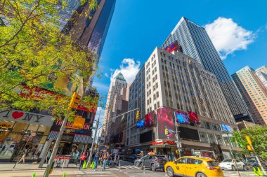 New York, ABD - 08 Ekim 2024: Güneşli bir günde Manhattan 'da şehir hayatı