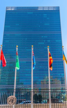 New York, ABD - 08 Ekim 2024: Güneşli bir günde Manhattan şehir merkezindeki BM binasının önü