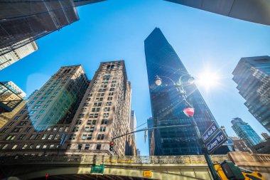 Güneş sabah Manhattan 'ın göbeğinde parlıyor. New York City, ABD