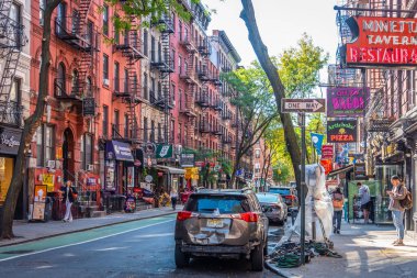 New York, ABD - 09 Ekim 2024: Ünlü Greenwich Village 'da şehir hayatı