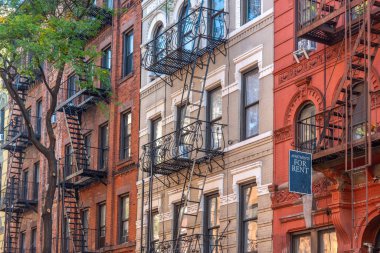 Manhattan 'daki ünlü Greenwich Village' daki resimli binalar. New York City, ABD