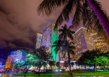 Miami şehir merkezinde, bulutlu bir gökyüzünün altında. Florida, ABD