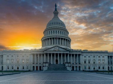 Gün batımında parlayan güneşin altında Birleşik Devletler Kongre Binası. Washington DC, ABD