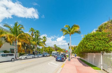 Güneşli bir günde Miami Beach 'te bir sokak. Florida, ABD