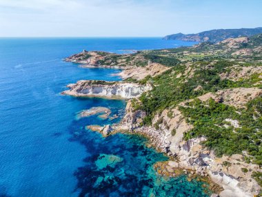 İlkbaharda İtalya 'da bitkiler, kayalar ve mavi denizli Sardunya kıyıları