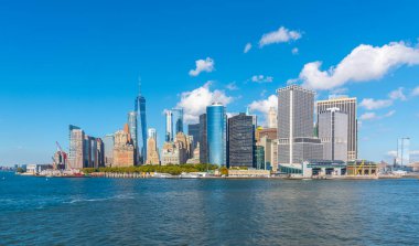 Güneşli bir günde aşağı Manhattan silueti sudan görüldü. New York City, ABD