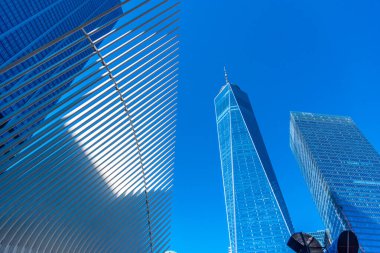 Manhattan 'daki modern gökdelenler berrak bir gökyüzünün altında. New York City, ABD