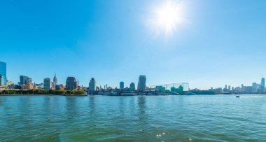 Manhattan silueti Hudson Nehri 'nden parlayan güneşin altında görüldü. New York City, ABD