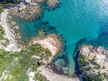Cala Cumpultittu turkuaz suyunun havadan görüntüsü. Sardunya, İtalya