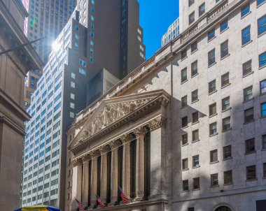 Manhattan 'daki New York Borsası binası parlayan güneşin altında. New York City, ABD