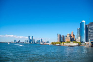 Güneşli bir günde aşağı Manhattan sahilinde. New York City, ABD