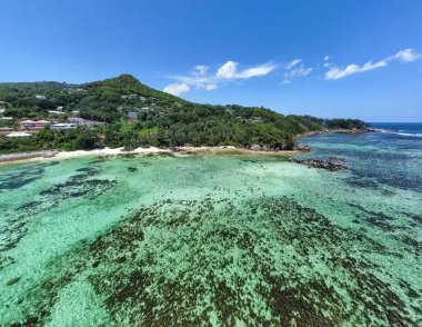 Tropikal bir plajdaki turkuaz suyun havadan görünüşü. Seyşeller, Hint Okyanusu