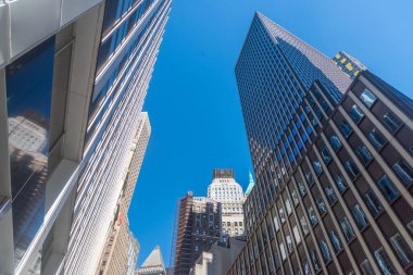 Güneşli bir günde Manhattan 'daki gökdelenler aşağıdan görüldü. New York City, ABD